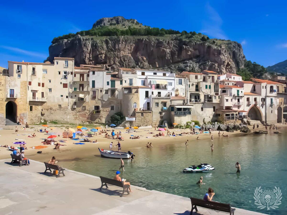 Cefalù an der Nordküste Siziliens: Altstadt und normannische Kathedrale vor dem Felsen La Rocca